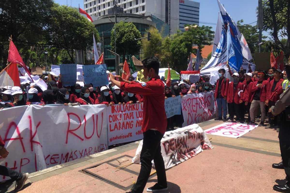 Demo ratusan mahasiswa warnai pelantikan pimpinan DPRD Surabaya