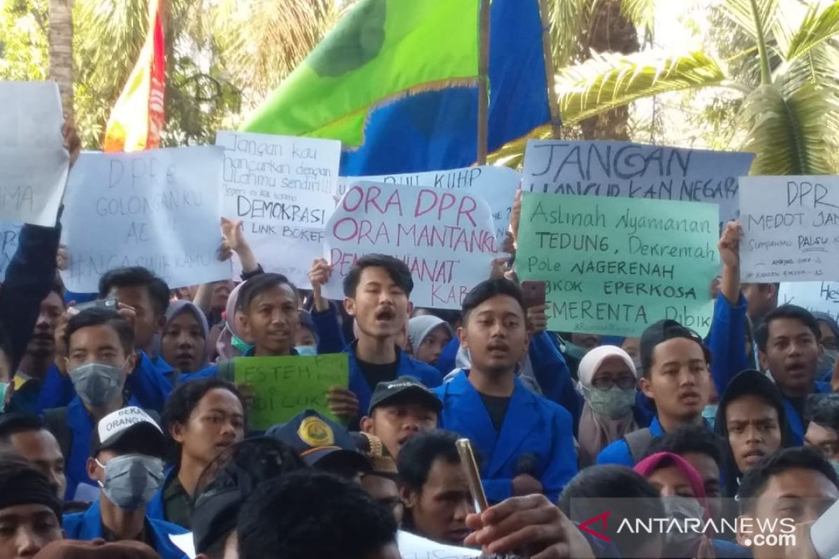 Giliran BEM Universitas Muhammadiyah Jember demo tolak RKUHP dan UU KPK
