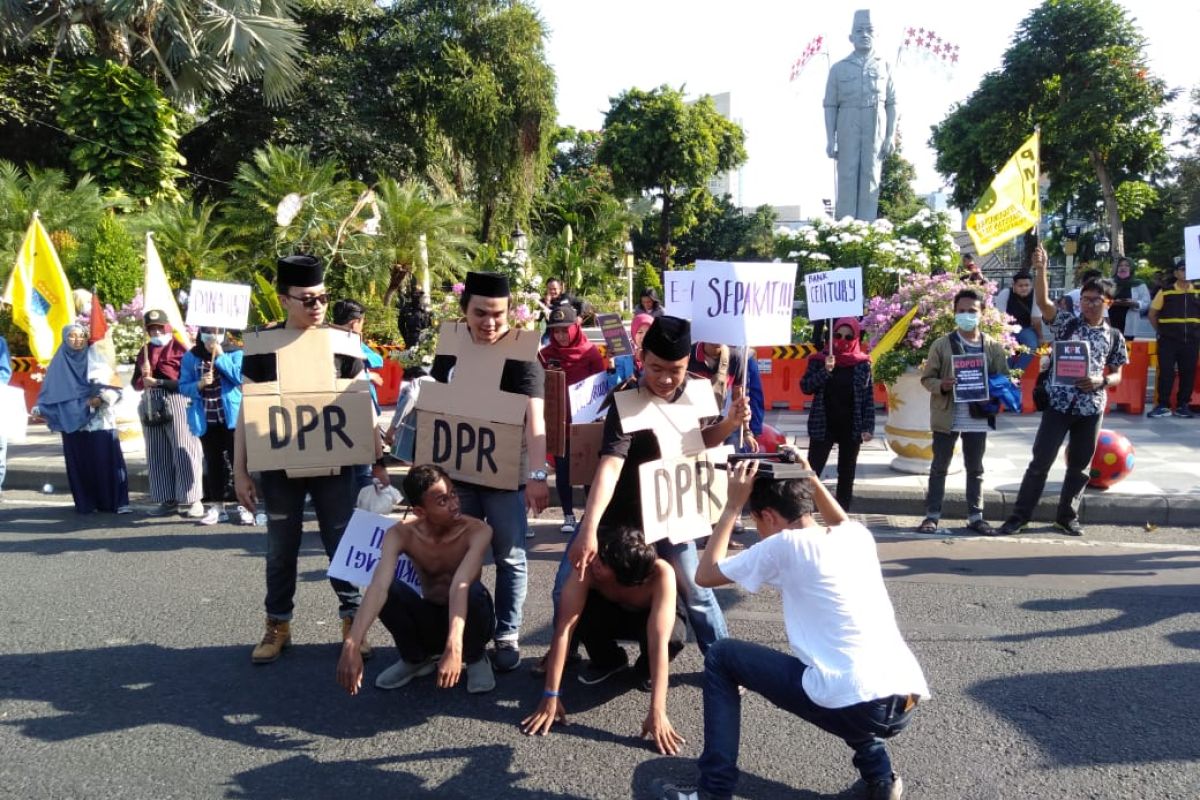 Puluhan mahasiswa PMII Surabaya demo tuntut pimpinan KPK mundur