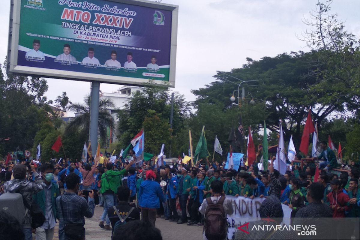 Ribuan mahasiswa padati DPR Aceh