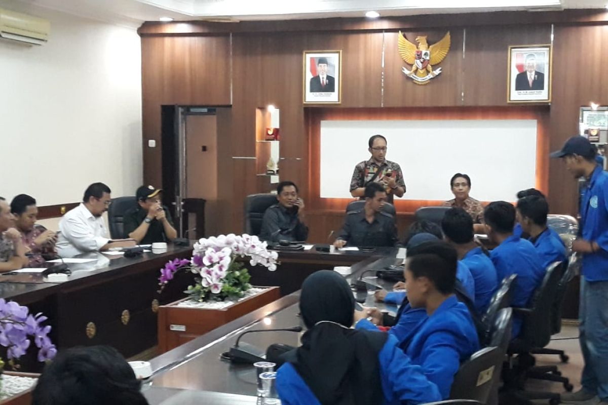 Pimpinan-anggota DPRD Jember dukung tuntutan mahasiswa tolak UU KPK dan RKHUP