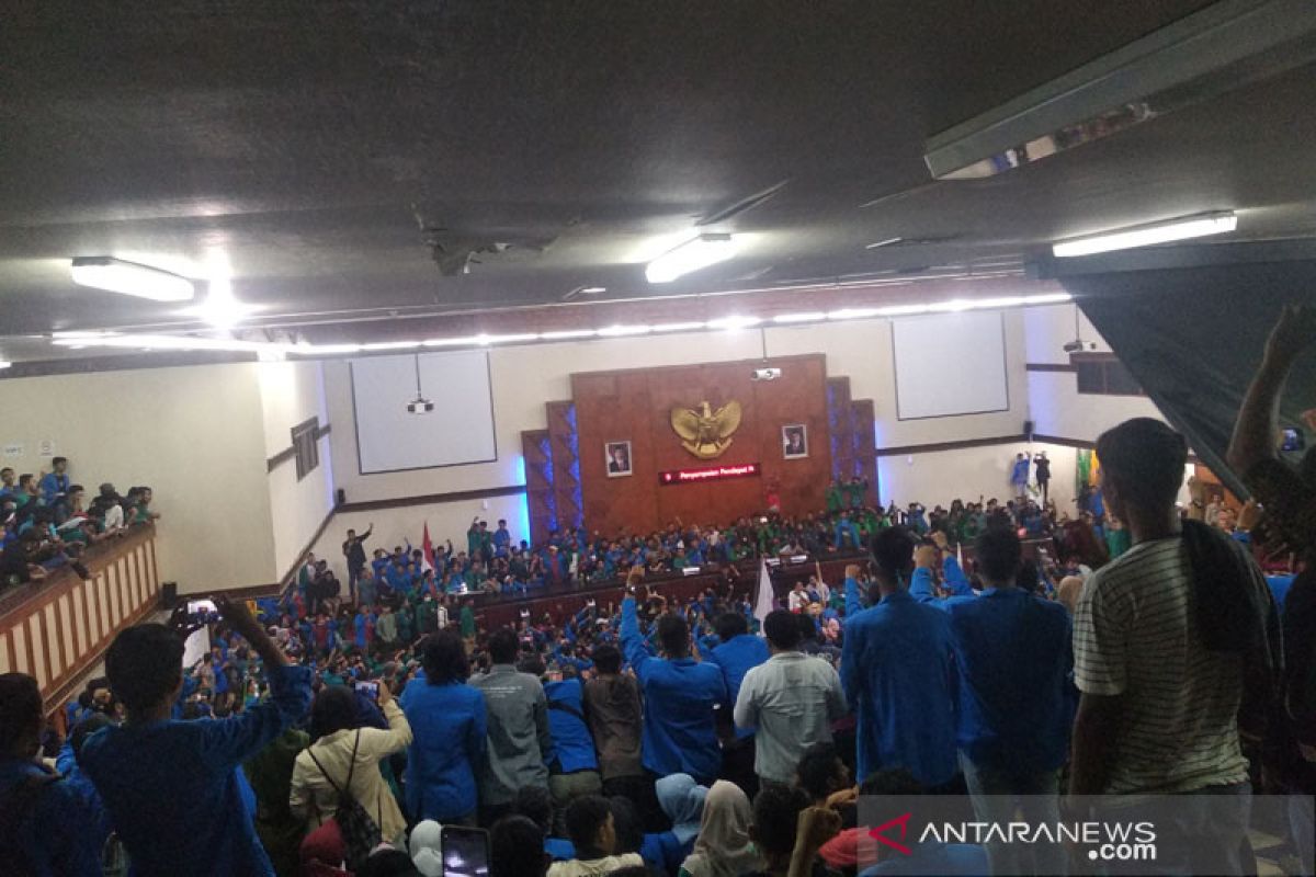 Ribuan mahasiswa demo, DPR Aceh tunda sidang  paripurna