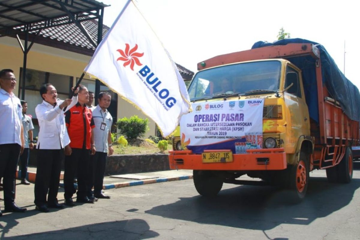 Bulog Probolinggo gelar operasi pasar jaga ketersediaan pasokan