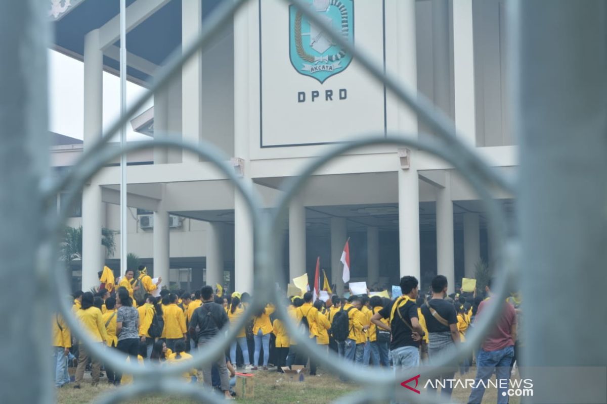 Ratusan mahasiswa kembali menggelar demo tolak RUU KUHP-KPK