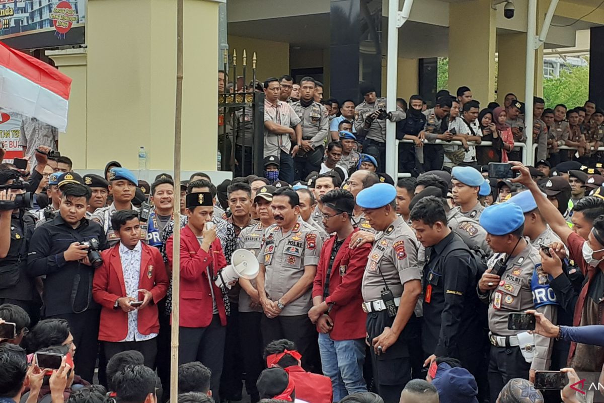 Polisi antar mahasiswa demo pulang