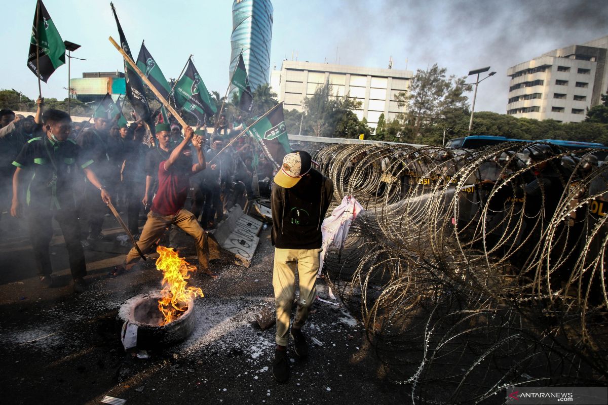 Bakar ban, massa HMI desak akses menuju depan Gedung DPR dibuka