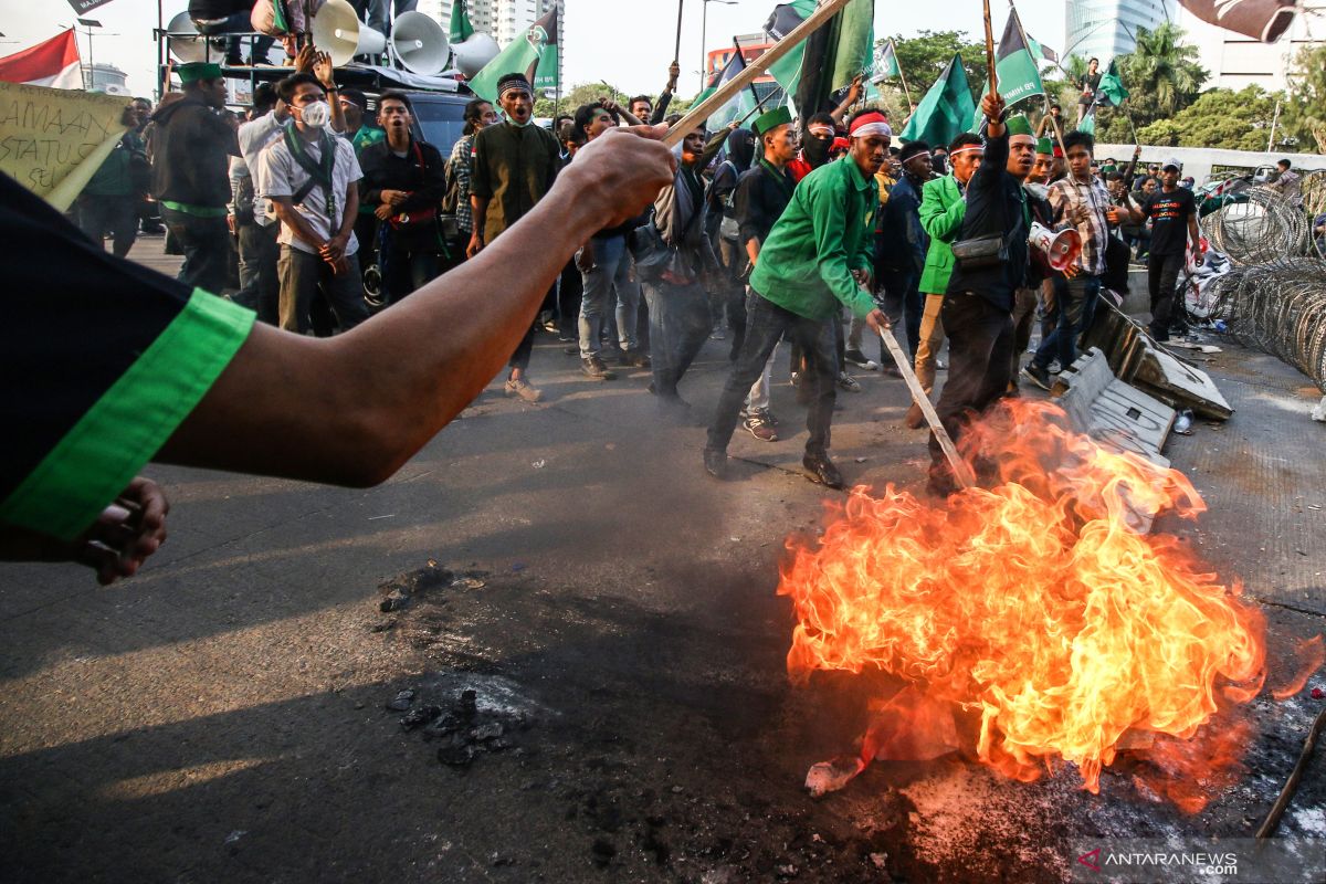 Massa HMI bergerak menuju DPR usai bakar ban