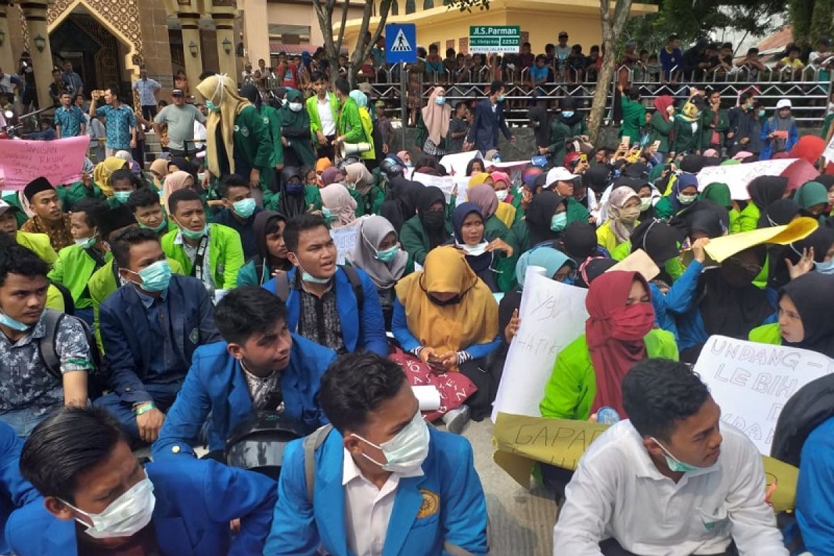 Demo mahasiswa di Sibolga aman, 2 pelajar ditangkap polisi karena bawa parang