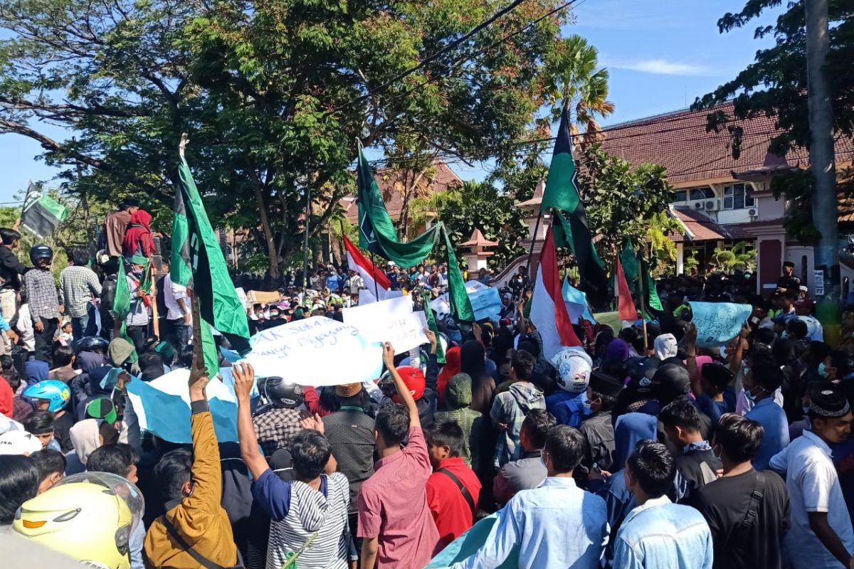 Di demo mahasiswa, DPRD Pamekasan tegaskan tolak hasil revisi UU KPK