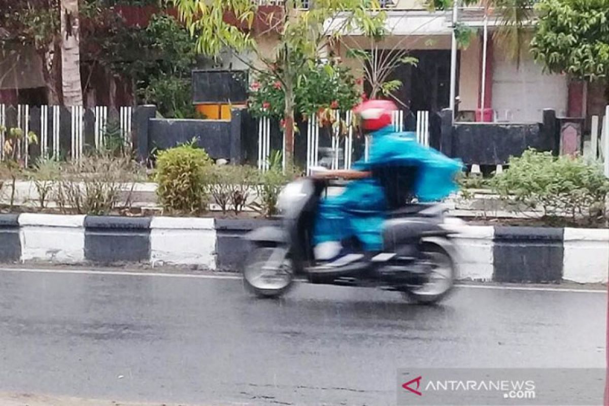 Masyarakat sambut gembira hujan deras dan guntur