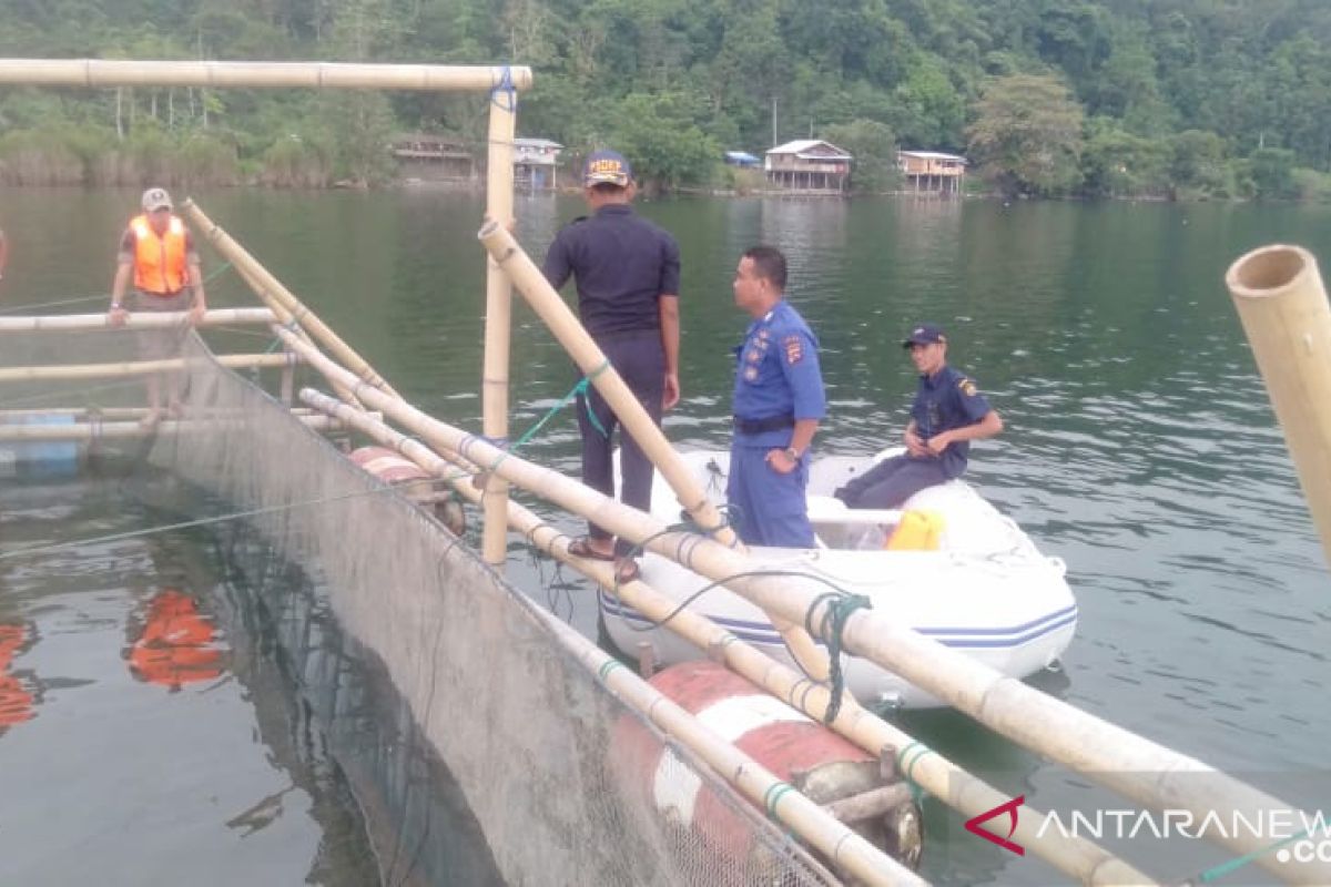 Pemkab Solok serahkan 34 paket perahu kepada nelayan Danau Singkarak