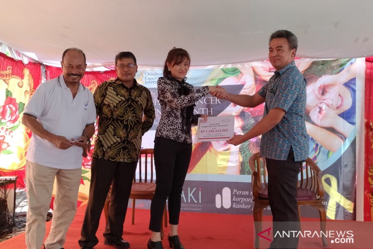 Alfamart menyalurkan donasi konsumen ke Yayasan Anak Kanker Manado