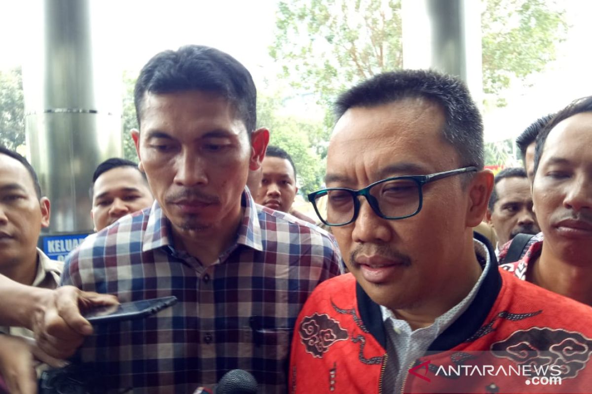 KPK intensely questions ex-sports minister in bribery case