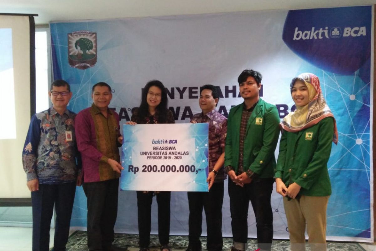 BCA Beri Mahasiswa Berprestasi Unand Beasiswa Rp200 Juta