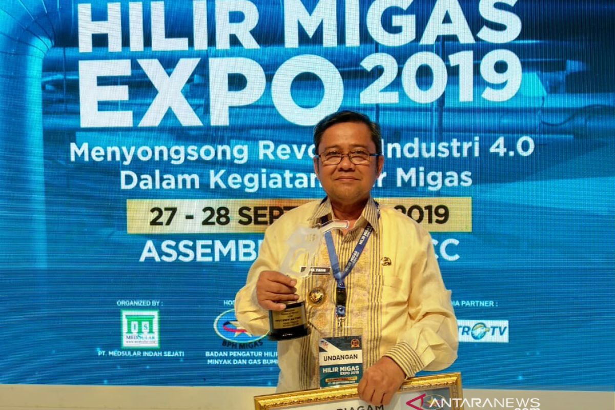 Bupati Gorontalo Utara terima penghargaan Hilir Migas Expo 2019 dari Kementerian ESDM