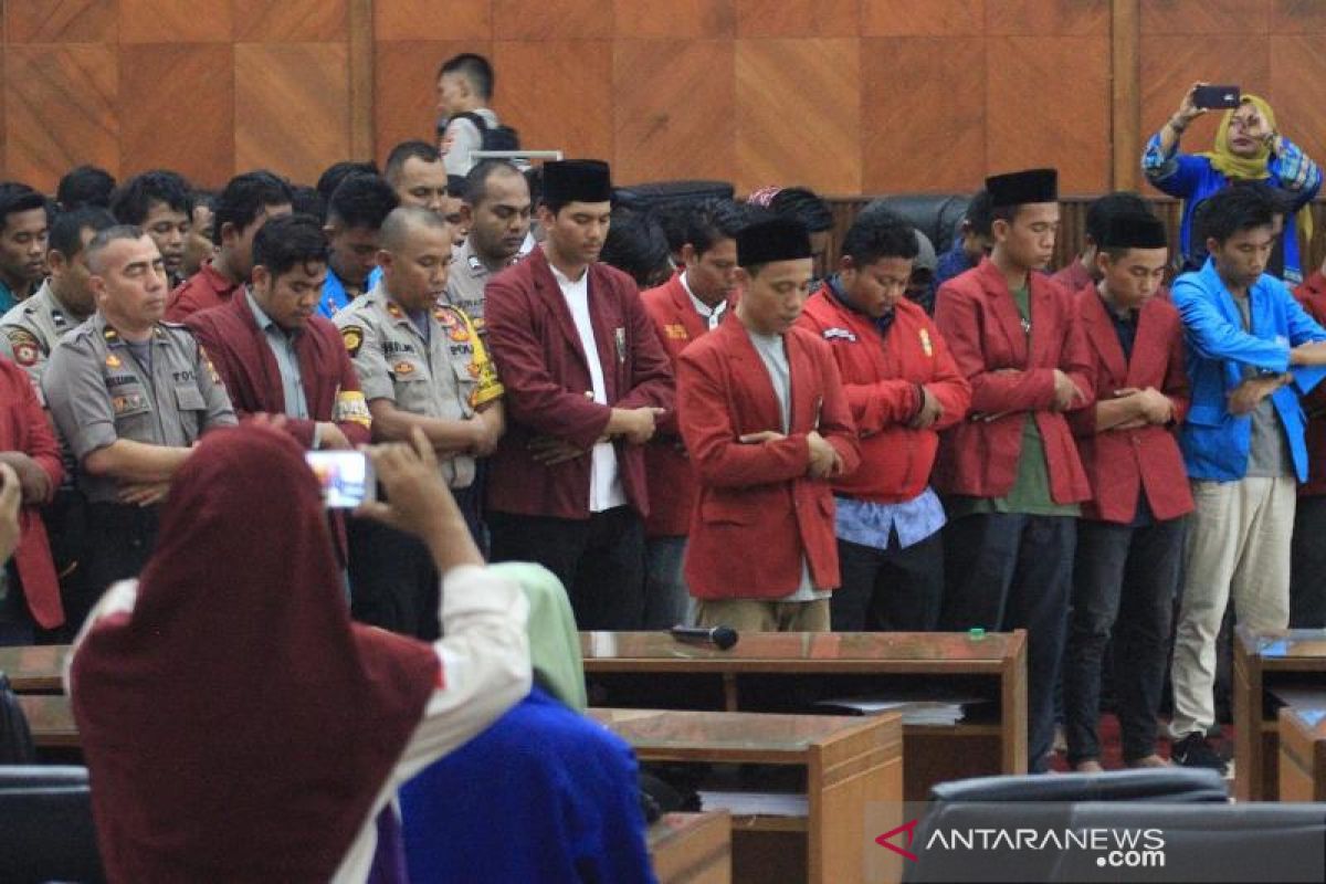 Mahasiswa Aceh shalat gaib untuk korban tertembak Randy