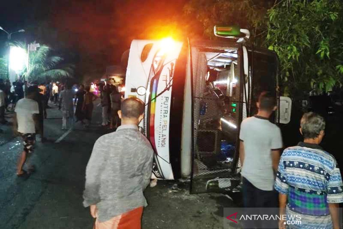 Bus Putra Pelangi tabrak tiang listrik, 3 korban meninggal dunia