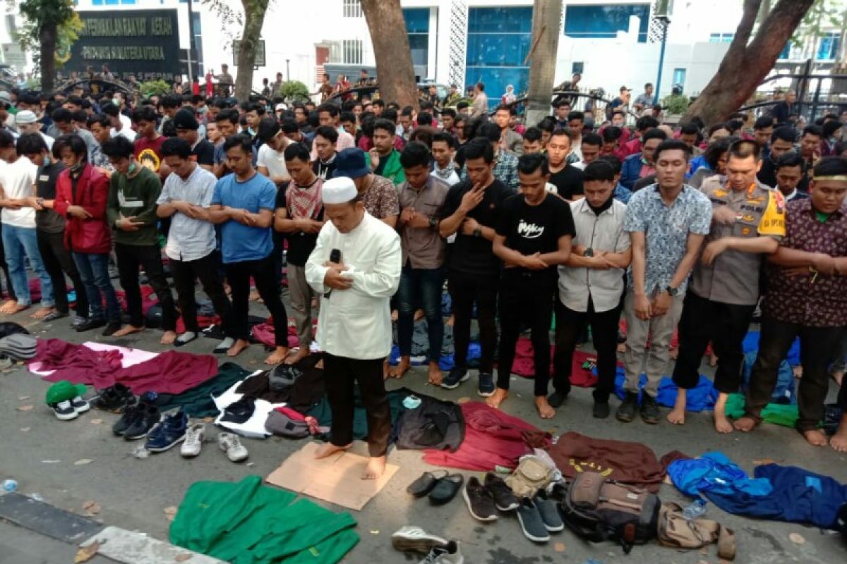 Polisi-massa aksi shalat Ashar berjamaah di jalan