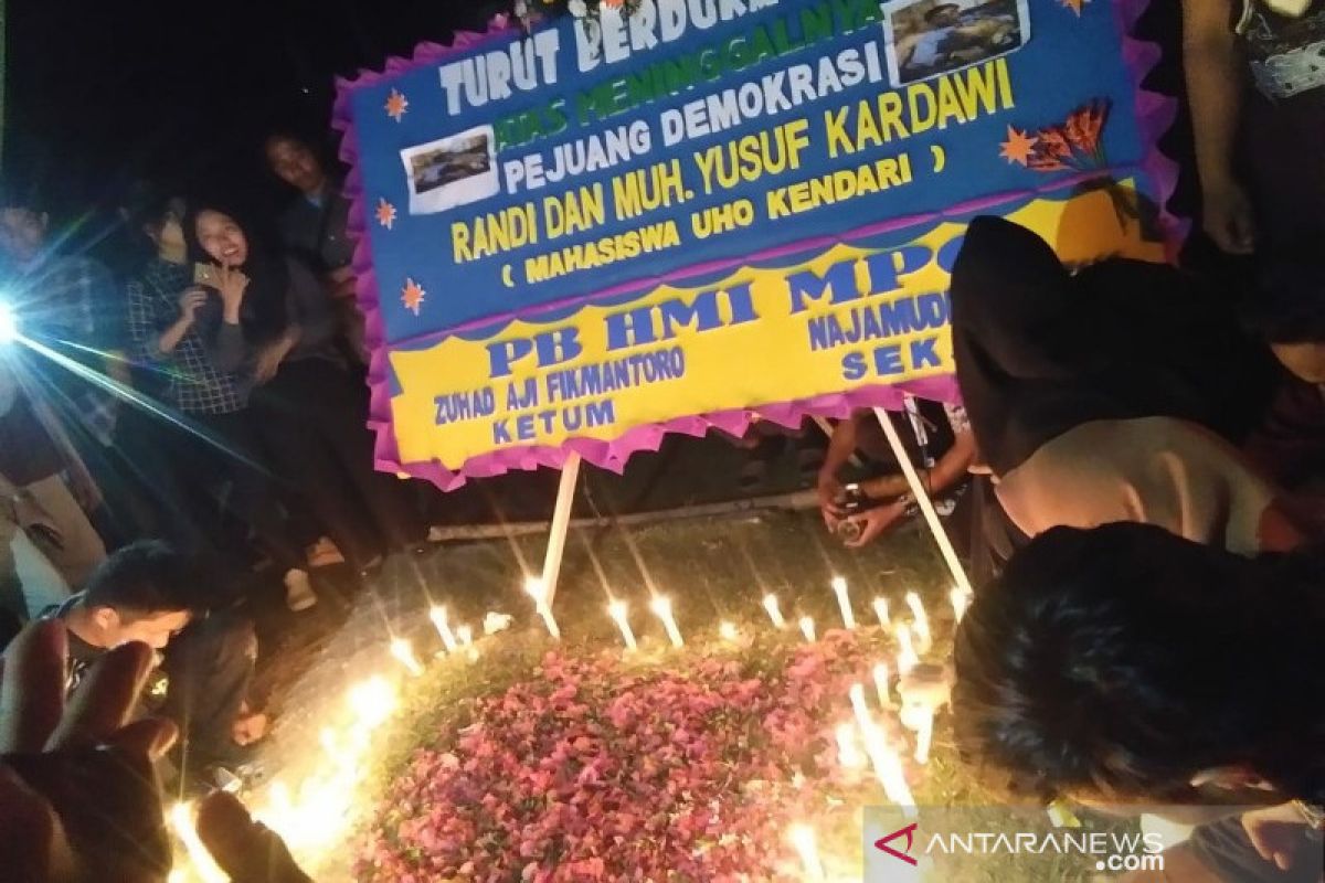 Keluarga Besar Mahasiswa UHO  Kendari gelar bakar lilin dan tabur bunga