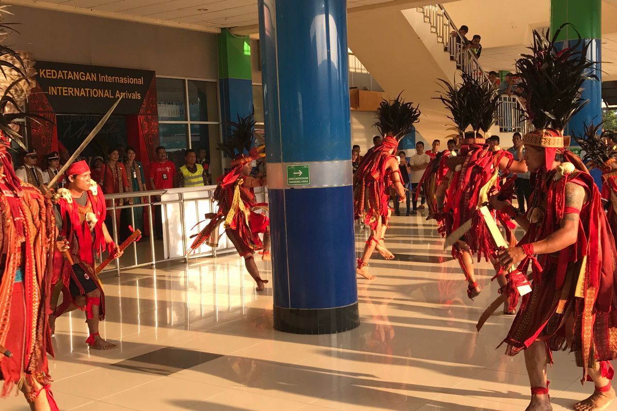 Kemenpar tampilkan Tari Kawasaran sambut penumpang dari Davao