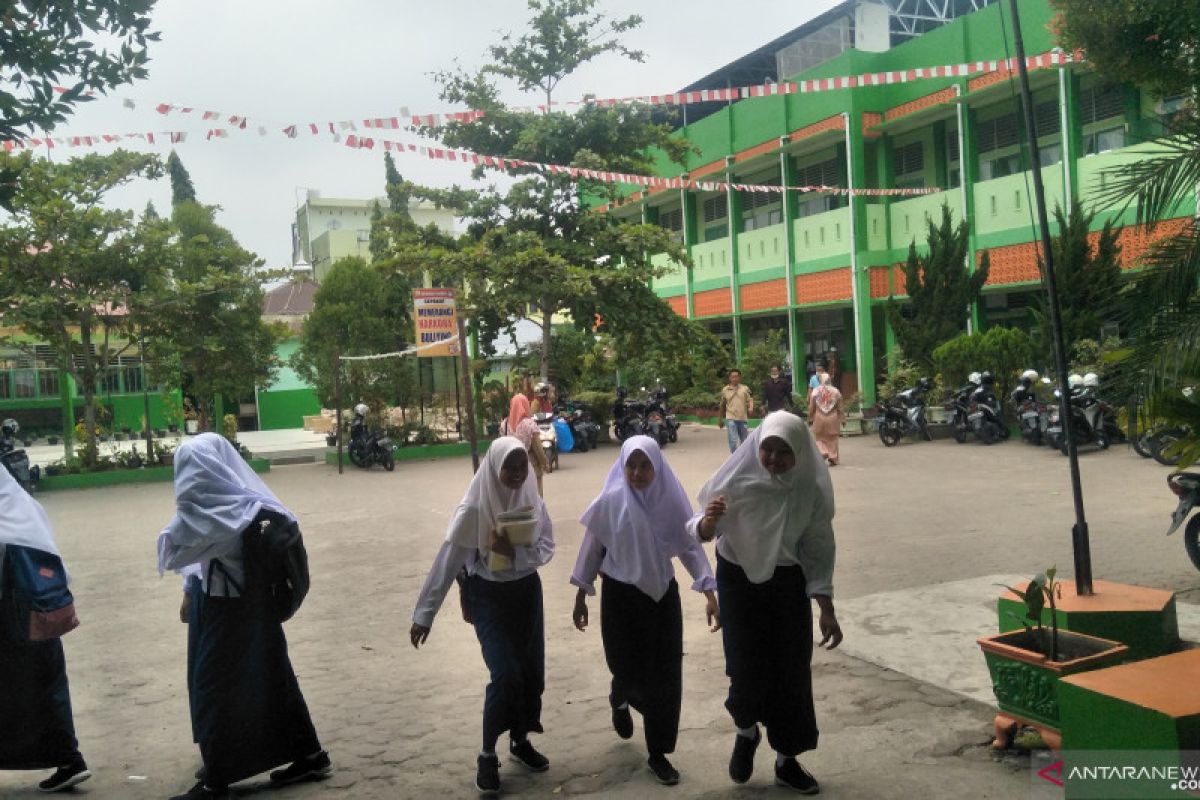 Siswa Pariaman kembali sekolah setelah diliburkan akibat kabut asap