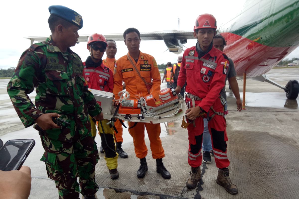 Pendaki VRI temukan black box pesawat Twin Otter PK CDC di Mimika