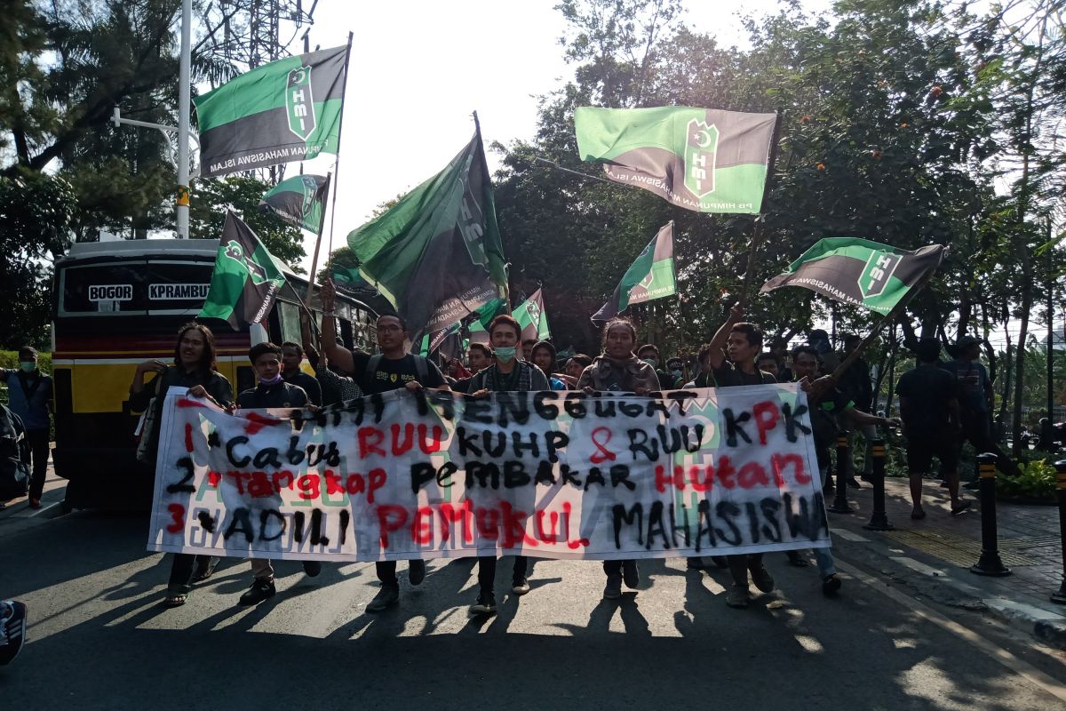 Massa penolak dan pendukung revisi UU KPK bertemu di DPR