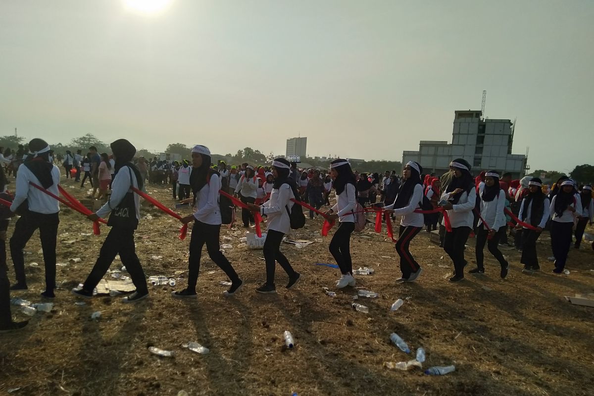 Tarian Goyang Karawang massal berhasil masuk catatan rekor MURI