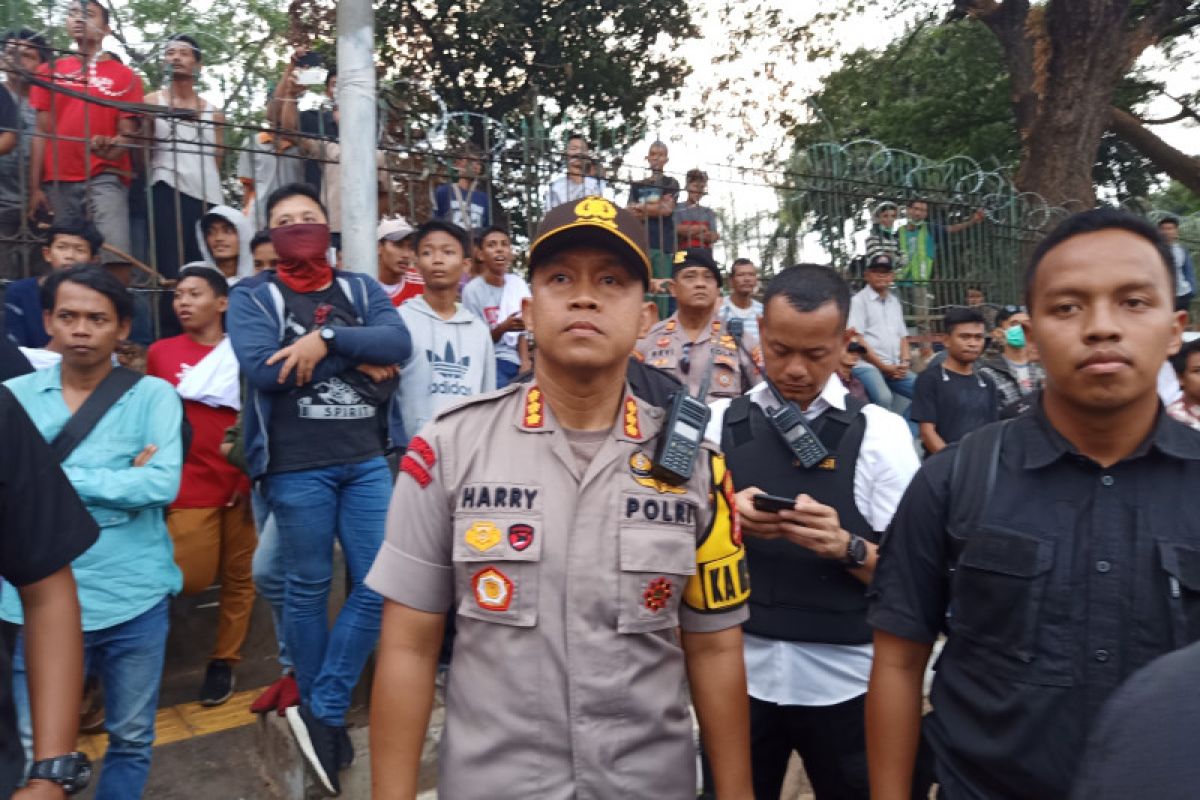 Polisi sekat Jalan Gatot Subroto untuk demonstran yang pro dan kontra