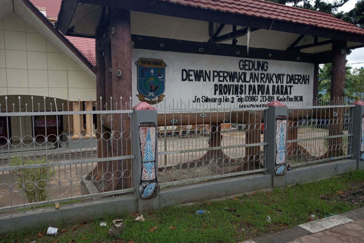 Pelantikan Anggota DPRD Papua Barat digelar di lapangan