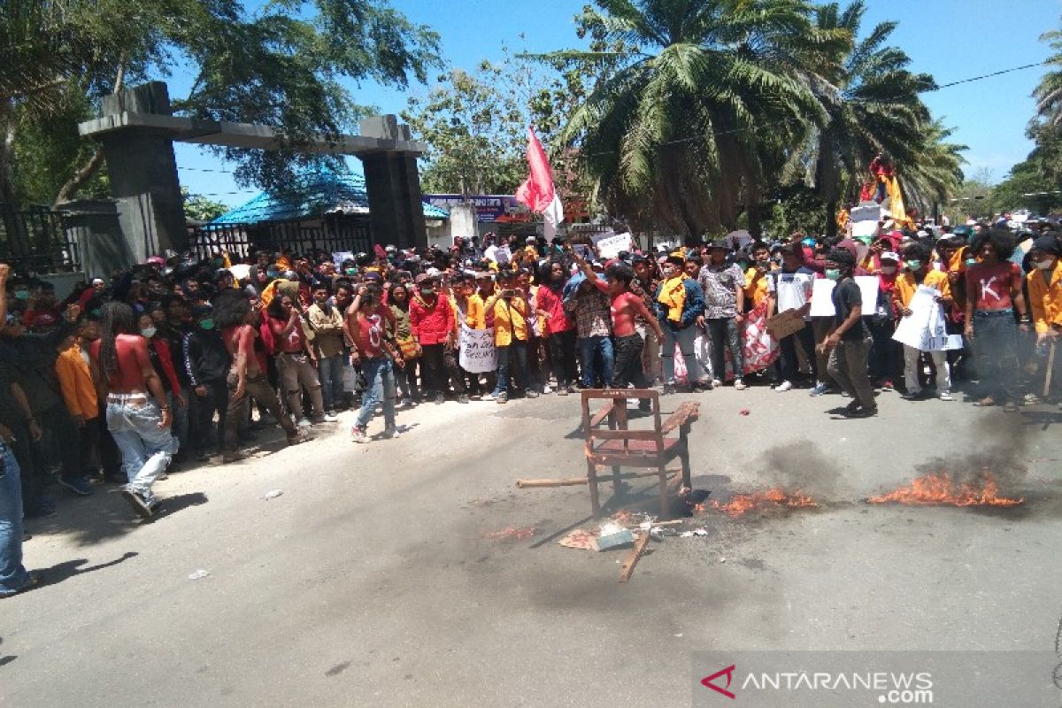 Mahasiswa kritis saat demo di DPRD dirawat di RS Bahteramas