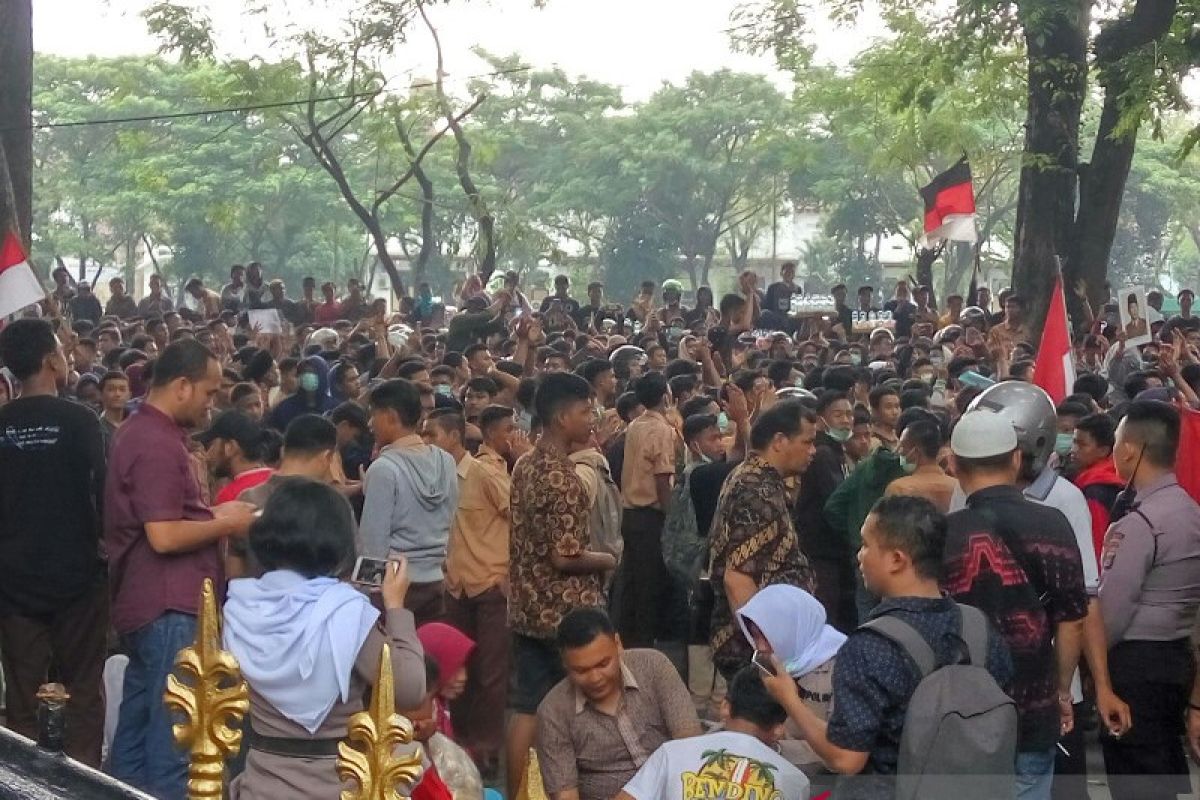 Giliran pelajar yang aksi demo ke DPRD Sumut