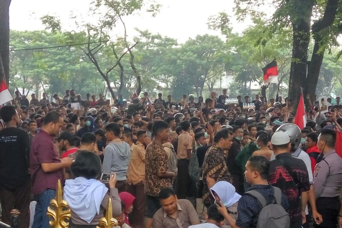 Ratusan pelajar berbagai sekolah gelar aksi demo ke DPRD Sumut