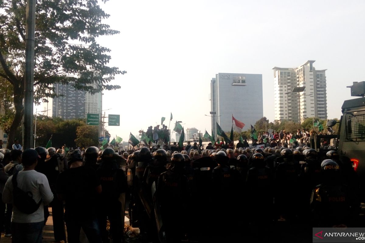 Demonstran berusaha menerobos barikade menuju Gedung DPR-MPR RI