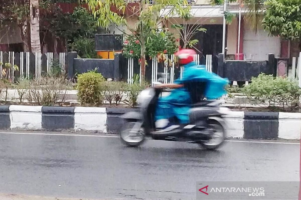 Hujan deras dan guntur disambut gembira masyarakat Kotim