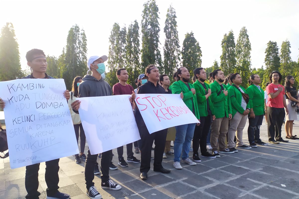 Forum Mahasiswa Bali gelar doa bersama untuk dua mahasiswa Kendari