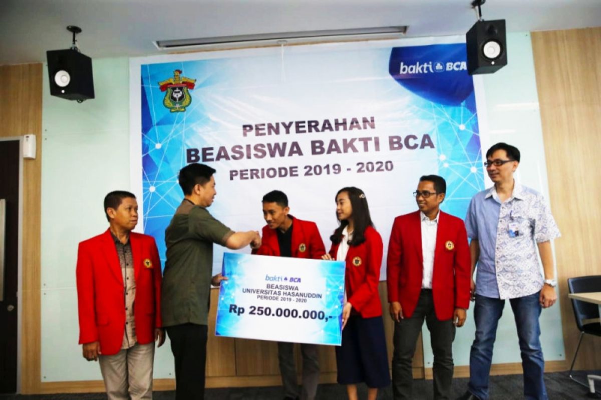 BCA salurkan beasiswa Rp250 juta ke mahasiswa Unhas