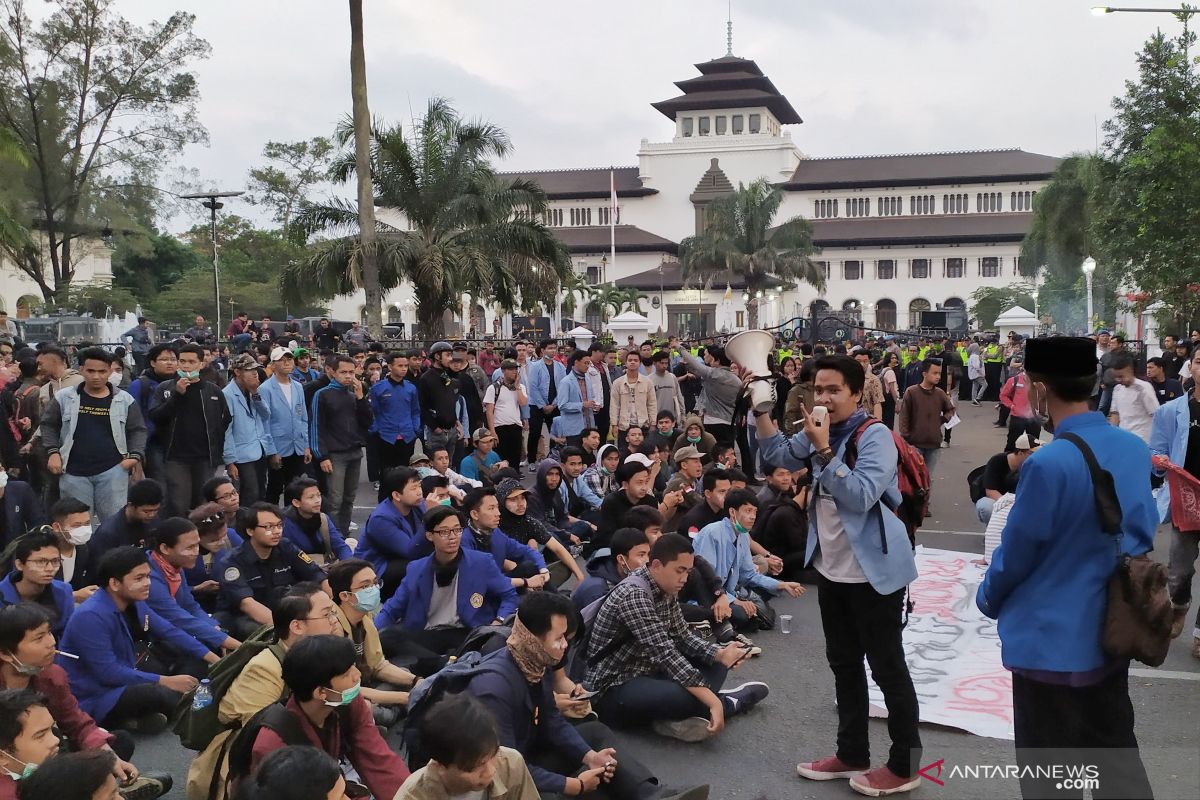 Mahasiswa kembali gelar aksi di depan Gedung Sate  Bandung
