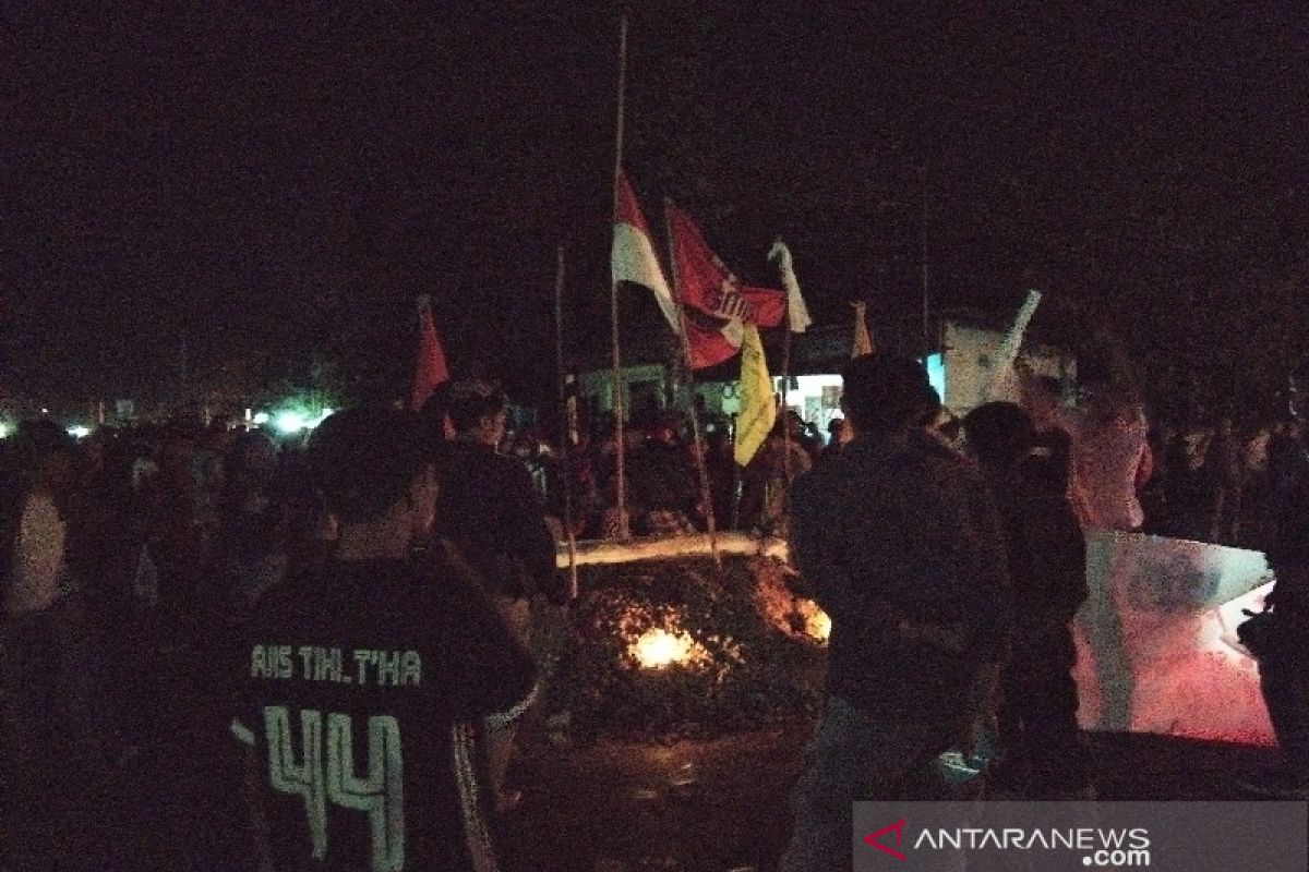 Mahasiswa UHO kibarkan bendera Merah Putih setengah tiang saat melakukan aksi unjuk rasa