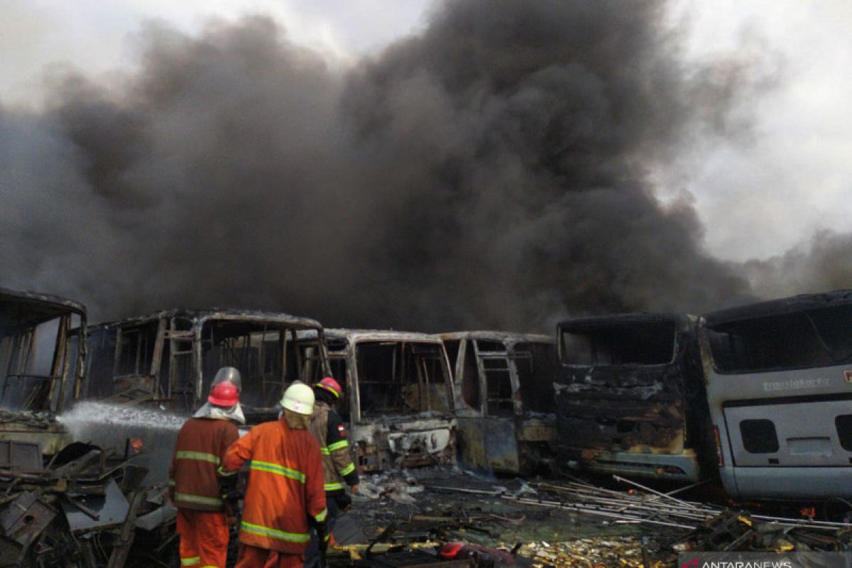 Kemarin, penangkapan Ananda Badudu hingga mobil Transjakarta terbakar