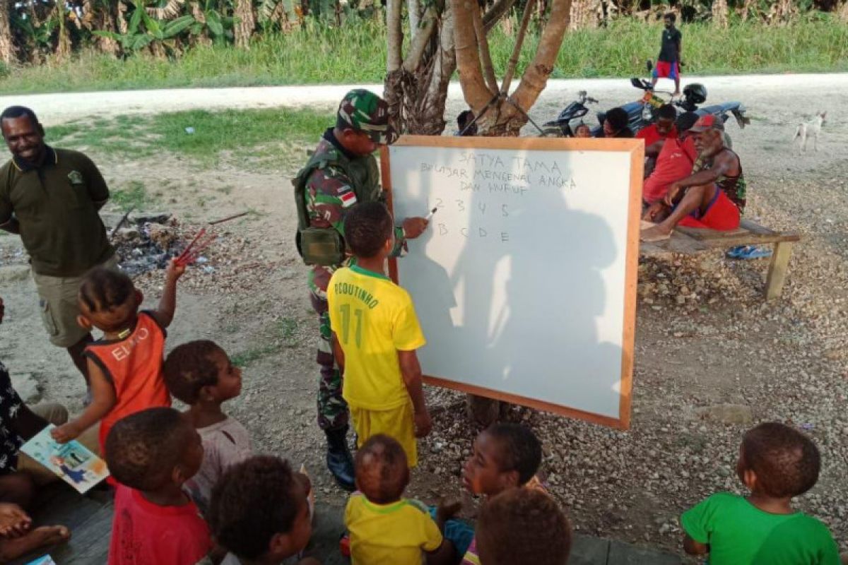 Prajurit TNI berikan les tambahan kepada pelajar di perbatasan RI-PNG