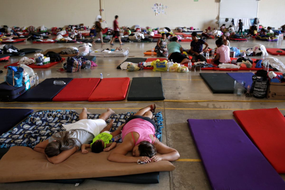 Anak-anak Meksiko menggigil di tenda-tenda di perbatasan AS saat suhu membeku