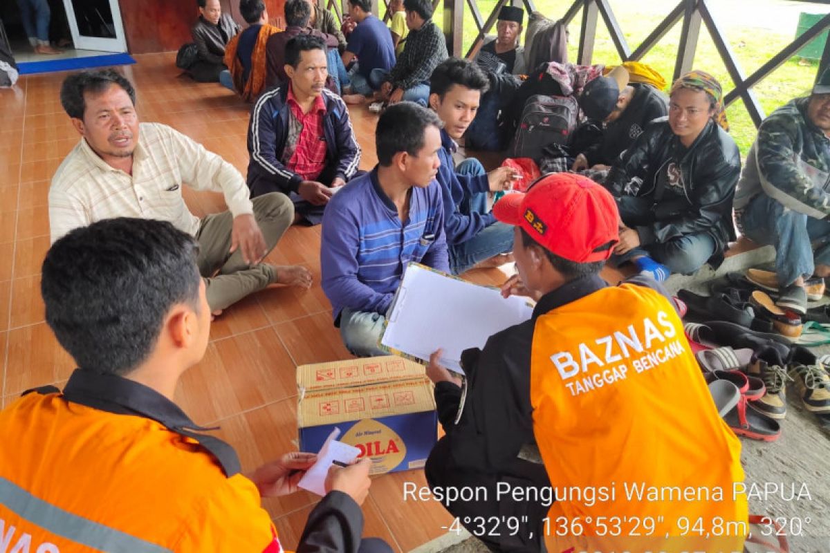 Seratusan pengungsi Wamena ditampung di Lanud Timika