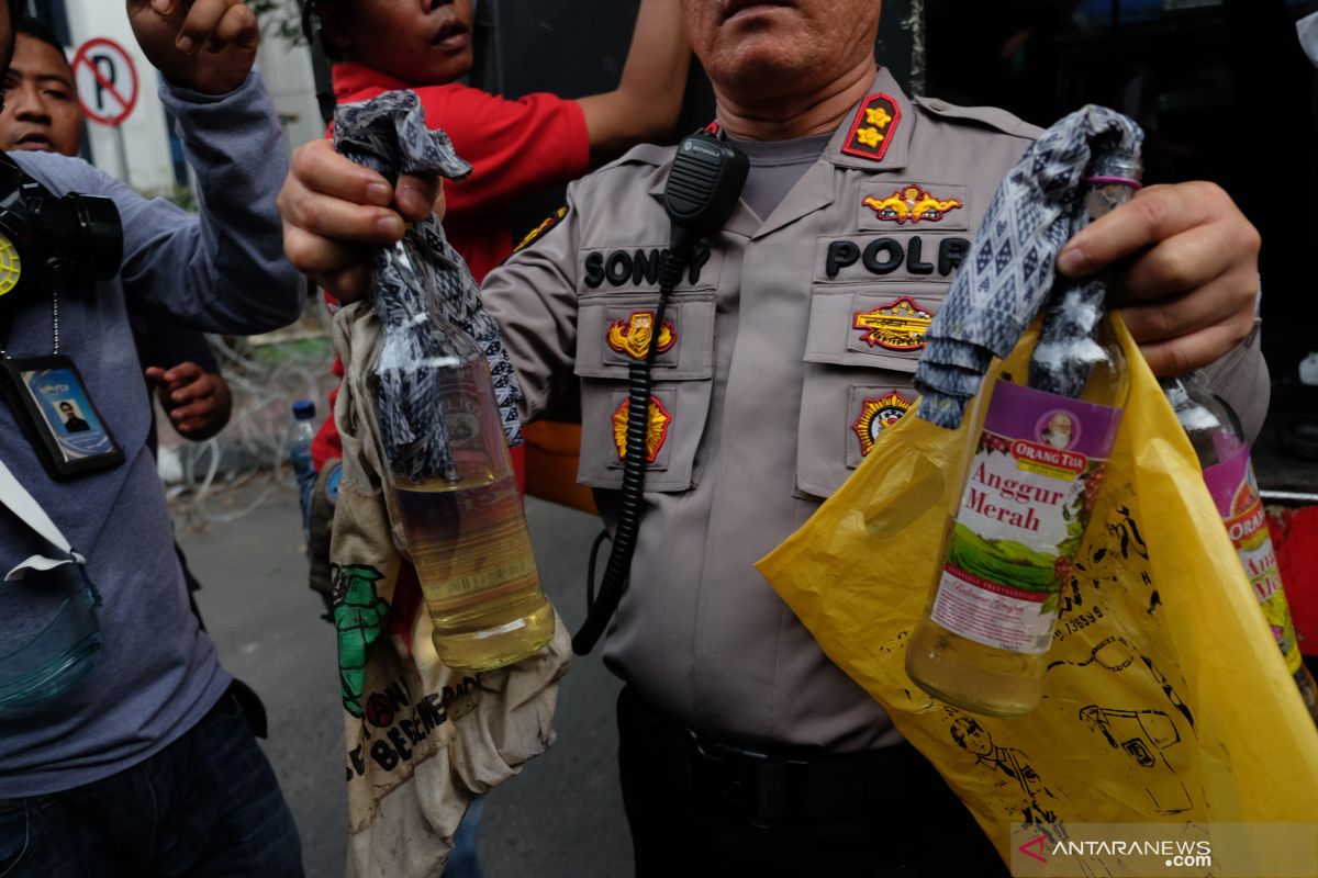 Dosen AB pembawa bom molotov dan kelompoknya berencana gagalkan pelantikan presiden