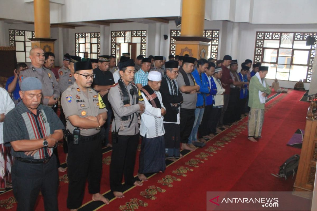 Polisi bersama mahasiswa Sukabumi gelar Shalat Gaib