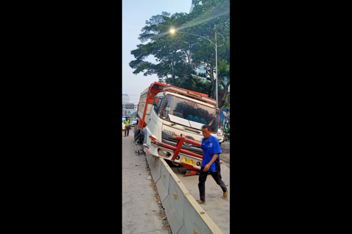 Diduga supir ngantuk, truk tabrak separator busway