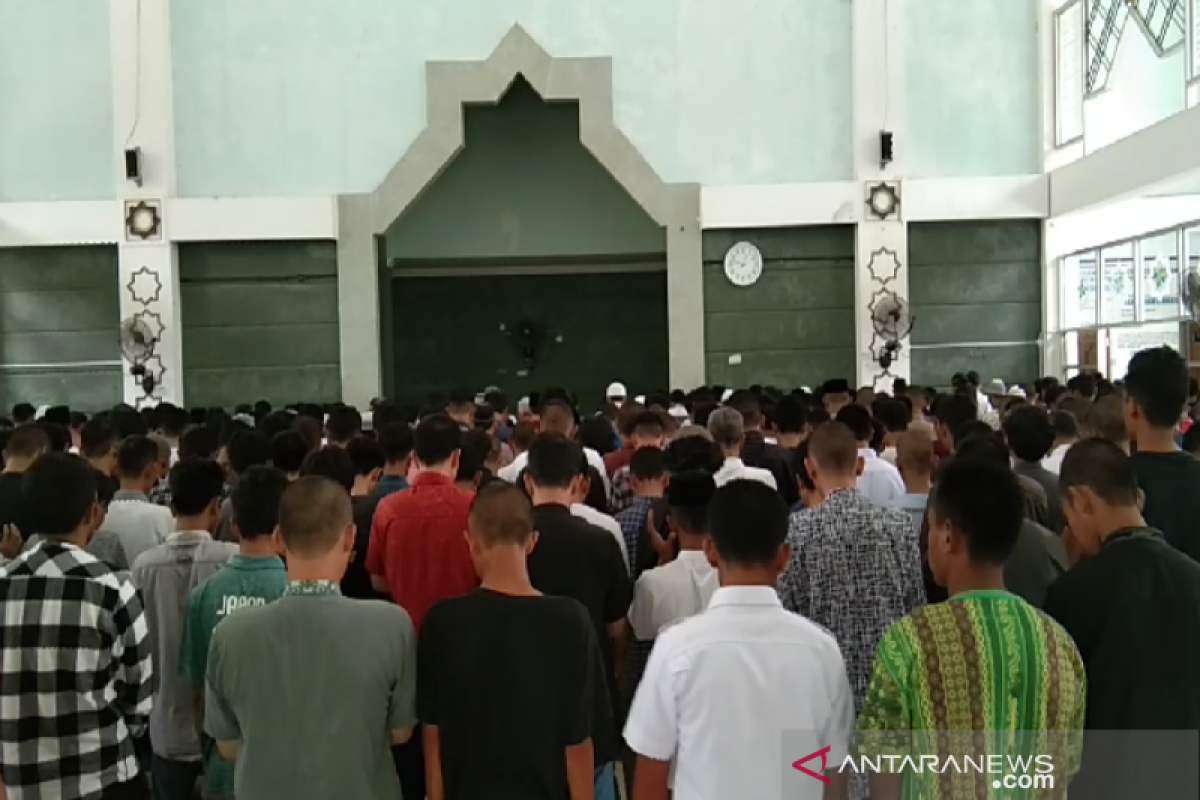 Keluarga Besar Mahasiswa UHO menggelar Shalat Ghaib