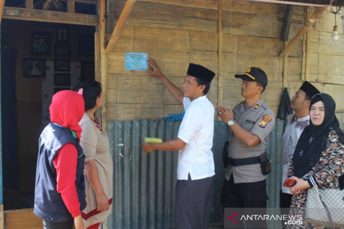 Penempelan stiker PKH di Penajam terus berlanjut