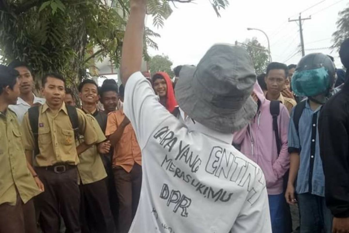 Pelajar berseragam Pramuka unjuk rasa di DPRD Labuhanbatu