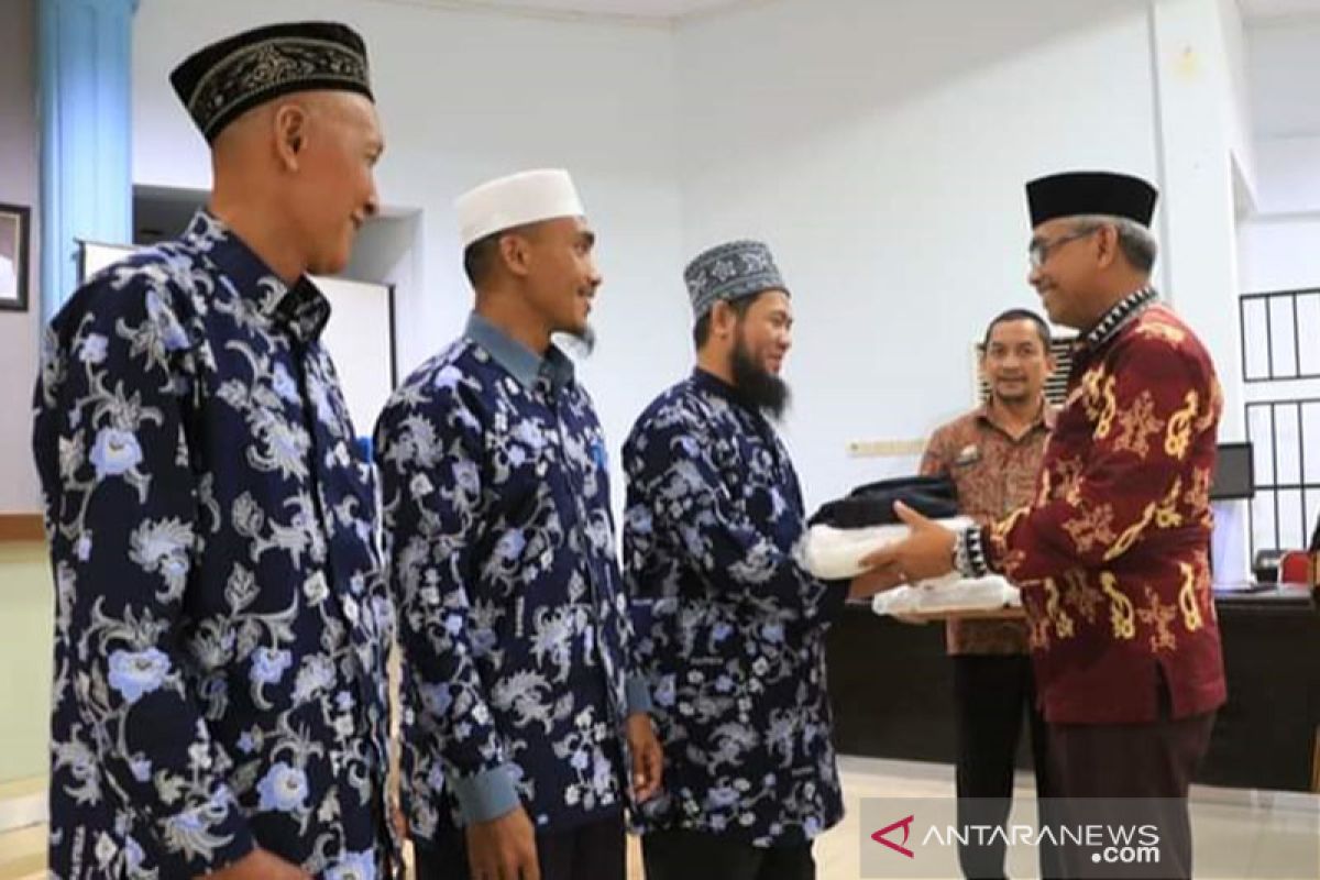 25 peserta wisata religi Pemkab Lutim berangkat umroh